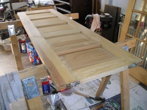 Jak odświeżyć drewniane drzwi Renowacja drzwi drewnianych